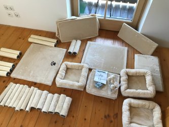 Der Kratzbaum vor dem Zusammenbauen